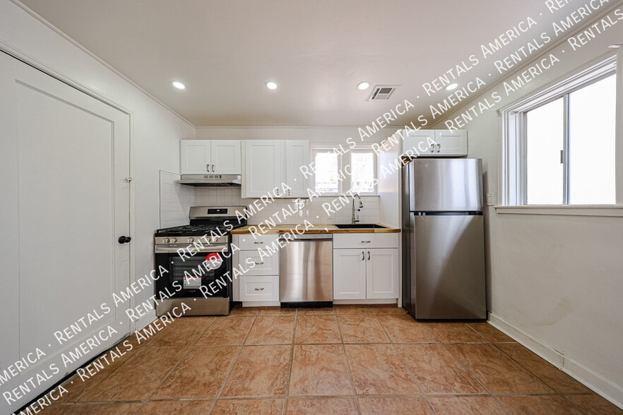Building Photo - 2047 E Virginia Ave