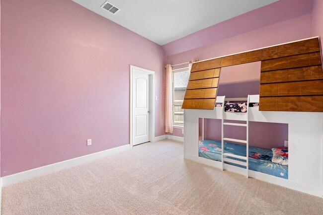 Building Photo - 1747 Dunvegan Pk
