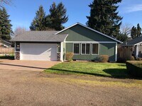Building Photo - Updated 3 bedroom 2 bath house in Eugene!