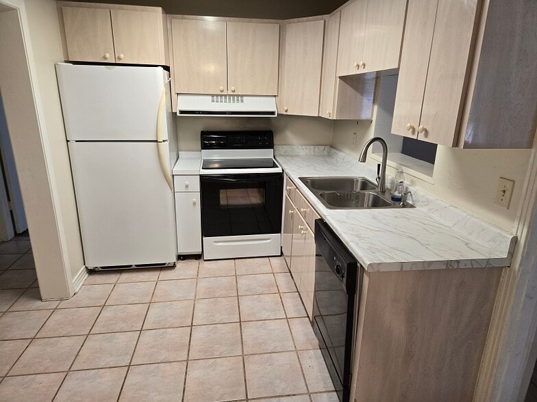 Kitchen - 803 N Gomez Ave