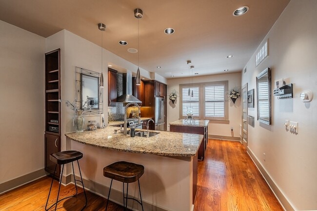 Building Photo - 6350 Oriole Dr