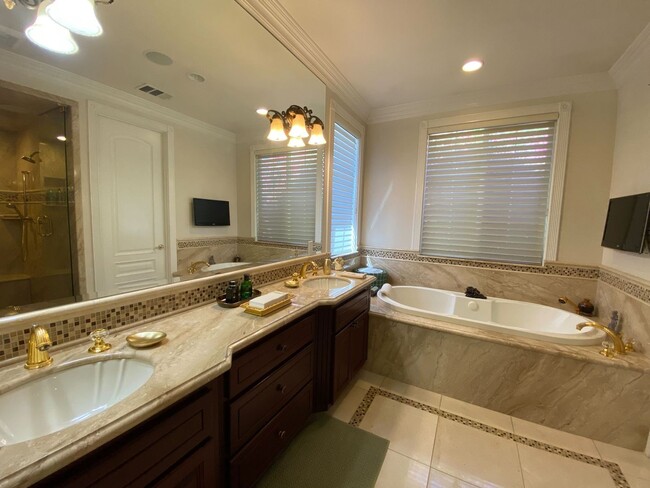 Building Photo - Gorgeous, Luxury and Furnished 3 bed 3 bat...