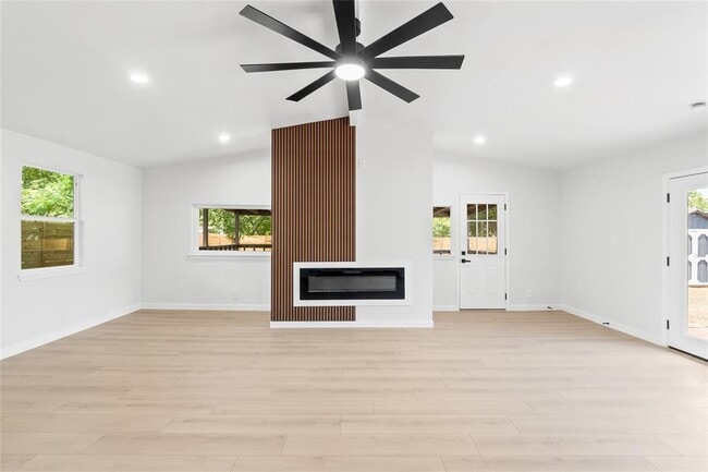 Building Photo - 106 E Lola Dr