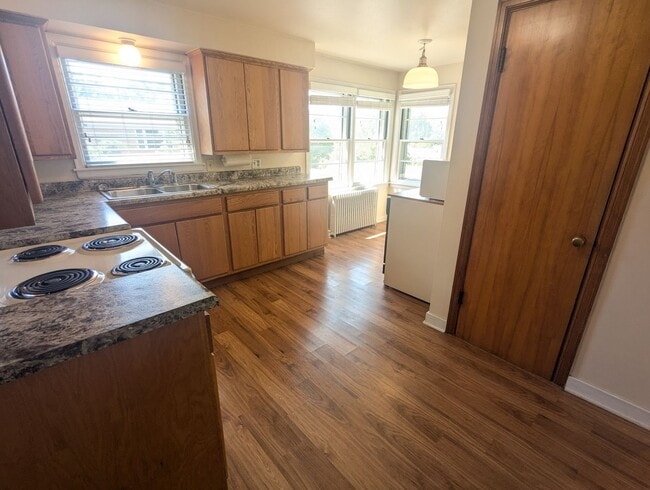 Building Photo - Large 1 Bedroom Plus Den