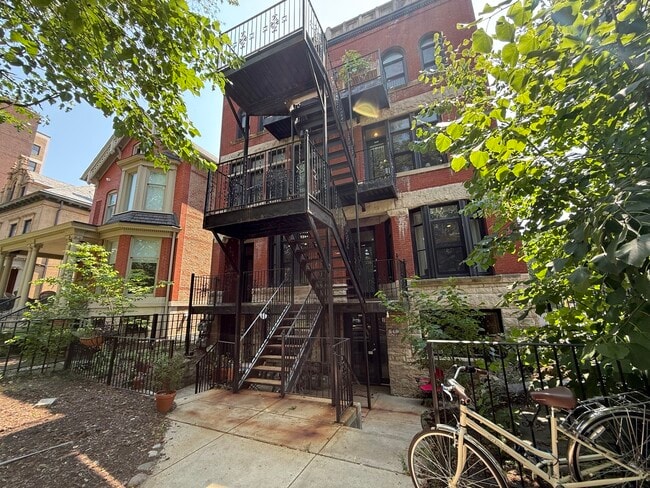 Primary Photo - 647 W Deming Pl