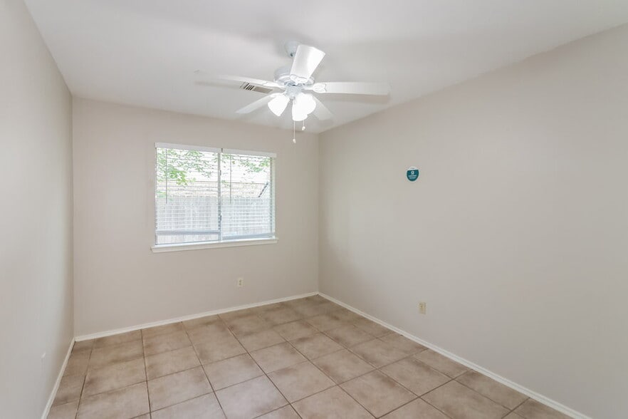 Building Photo - 1034 Canterbury Dr