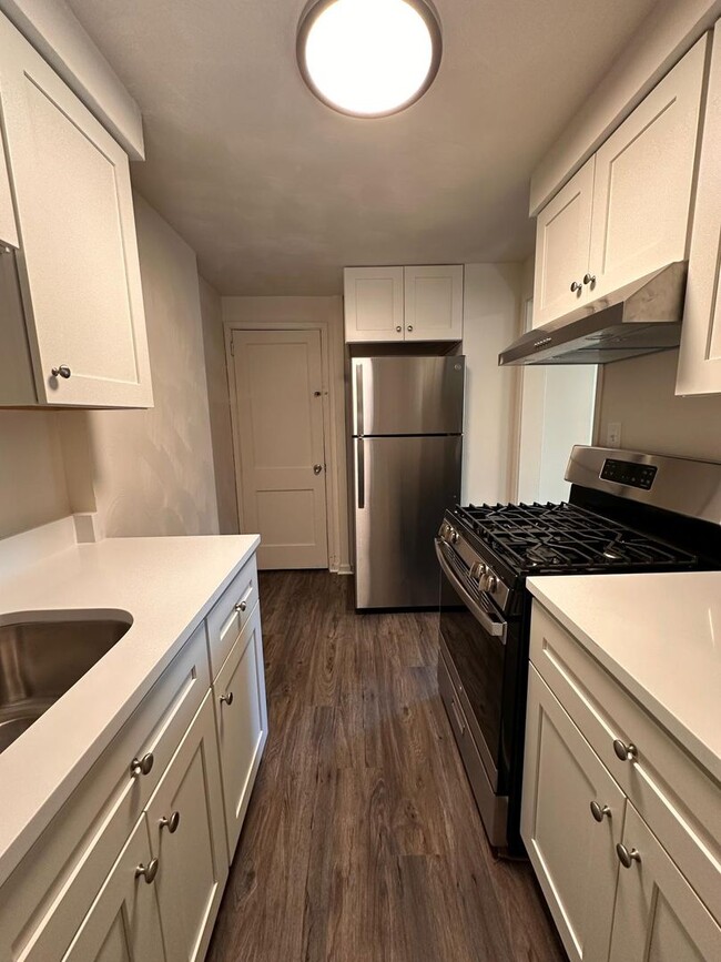 Building Photo - Newly Renovated 2 Bedroom Townhome