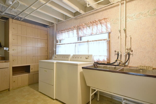 Building Photo - 8006 W Courtland Ave