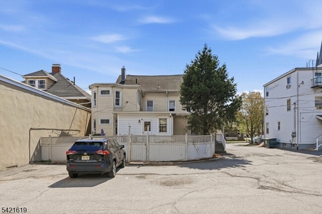 Building Photo - 104 Maple Ave