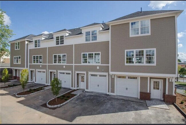 Building Photo - 777 N Main St