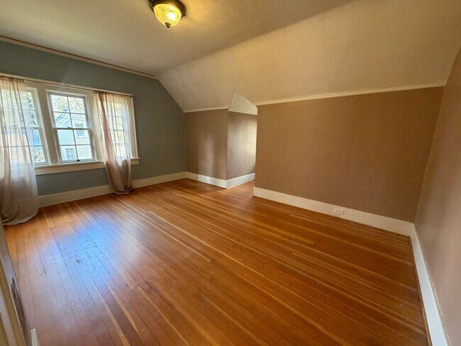 Building Photo - 4 bedroom, 2.5 bath house in the heart of Corvallis