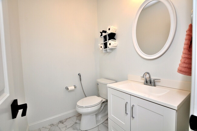 Building Photo - 5 Oakwood Cir