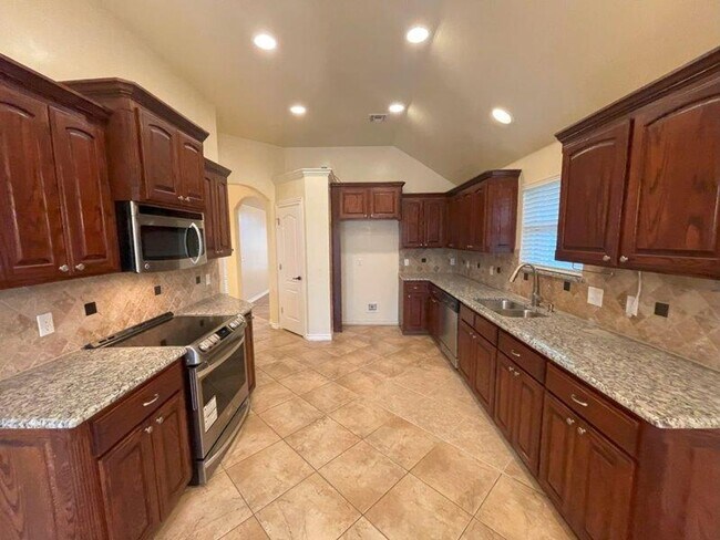 Building Photo - 3 bed plus office with storm shelter in Moore Schools!