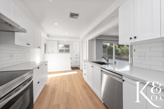 Building Photo - Charming 3-Bedroom Home with Pool in Prime...