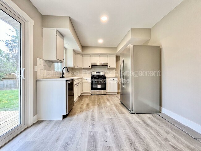 Building Photo - 818 Delray Ave SE