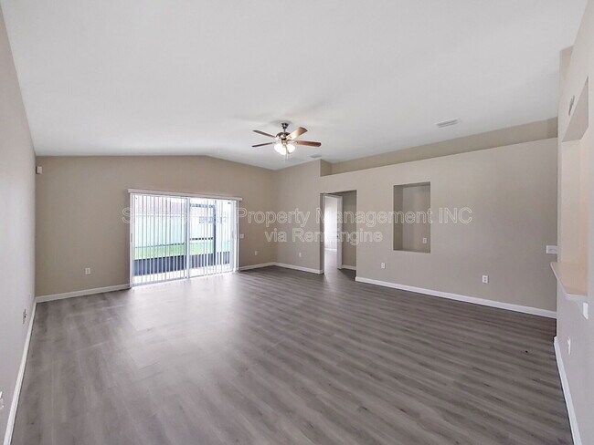 Building Photo - 7603 Crescent Palm Dr