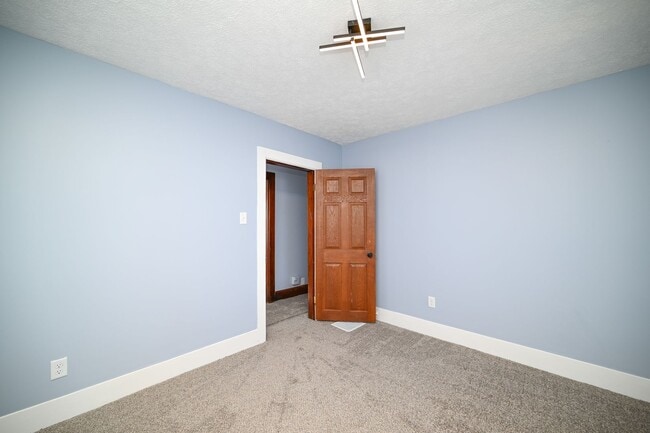 Building Photo - Large 4 Bedroom/2 Bath Home For Rent