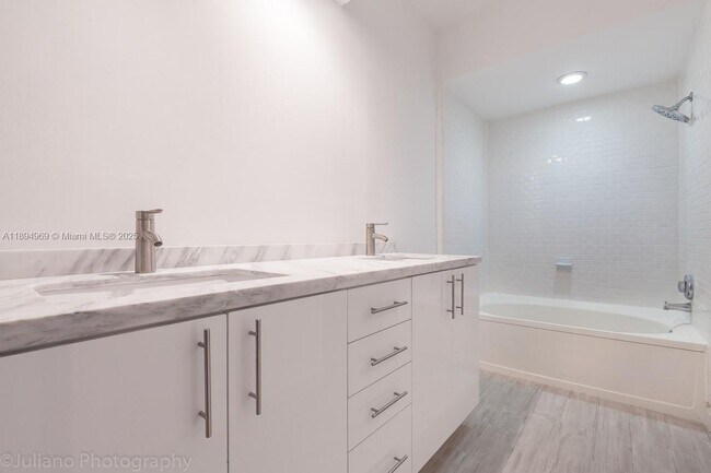 Building Photo - 3255 NE 184th St