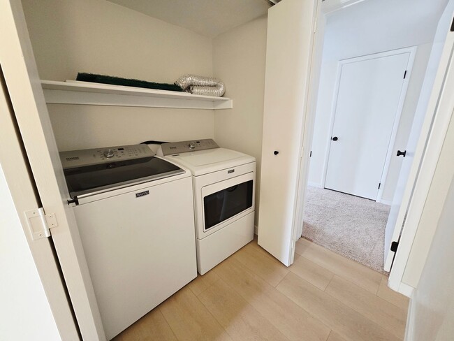 Building Photo - RENOVATED 2BD/2BA NEAR STRIP!