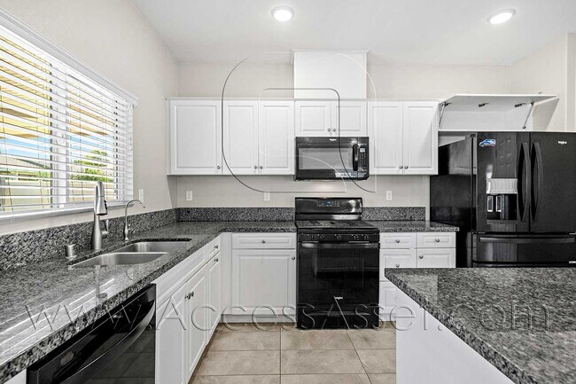 Building Photo - Partially furnished 4 Bed/2 Bath Plus a Bo...