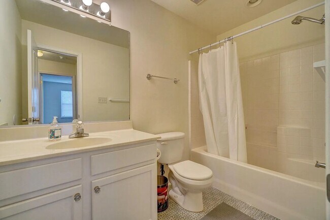 Building Photo - 3 Bedroom Townhouse in North Suffolk