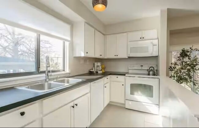 Building Photo - 549 University Ave