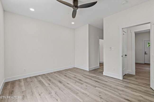 Building Photo - 3900 Lilac Ave
