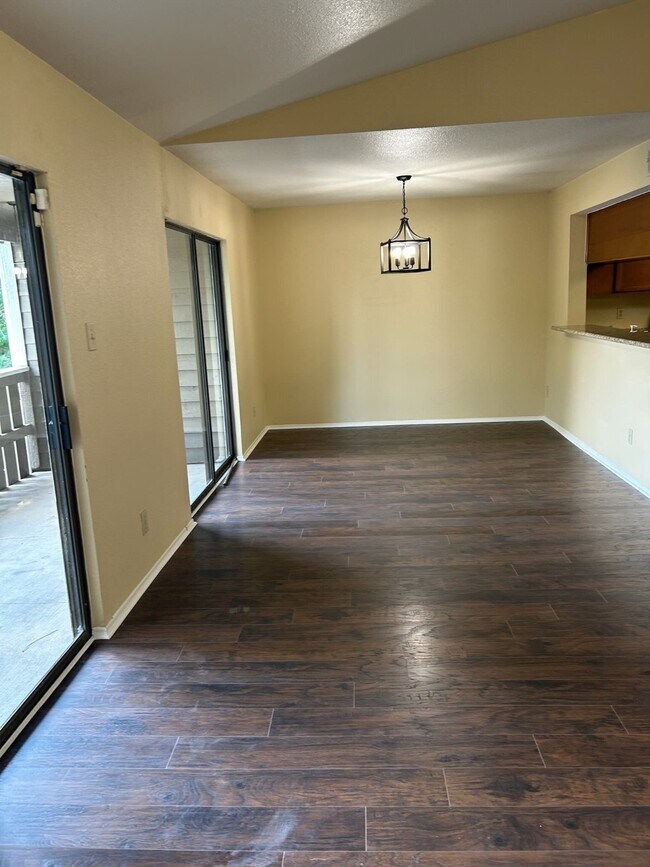 Building Photo - 4444 N Victory Dr