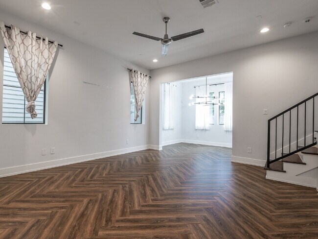 Building Photo - "Charming 4-Bed Houston Haven with Elegance on East 32nd Street!"