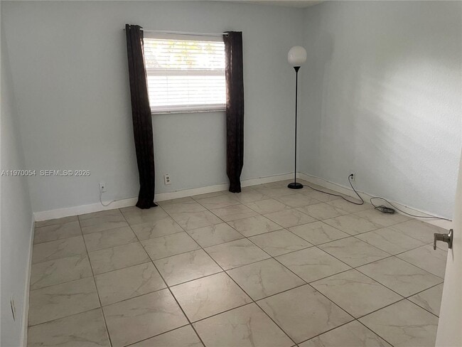 Building Photo - 2607 NE 8th Ave