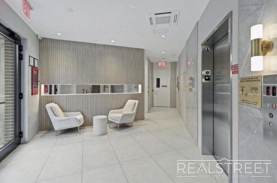 Building Photo - Stunning 2Bed 2Bath Apt with Private Balcony Prime location off the L next to McCarren Park