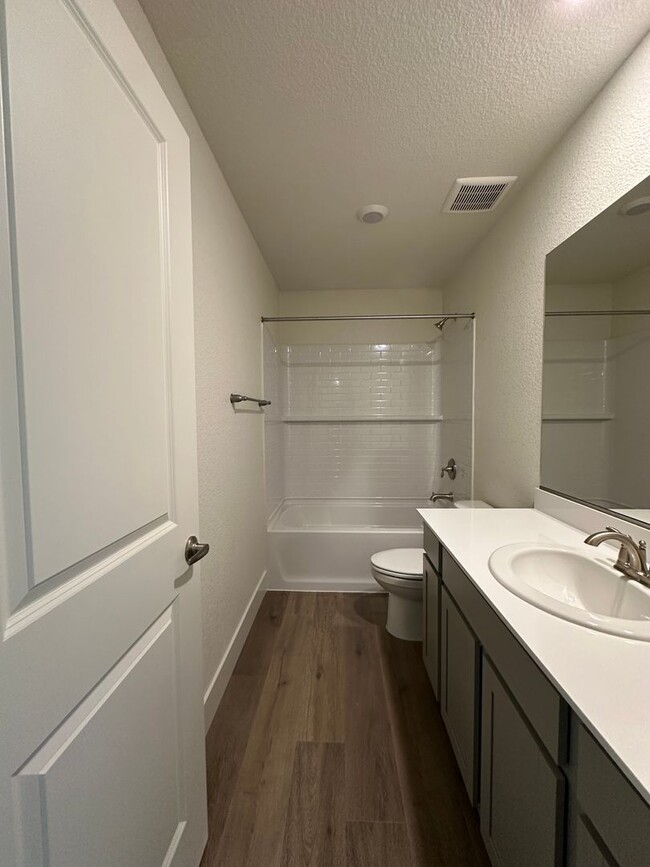 Building Photo - Beautiful new home