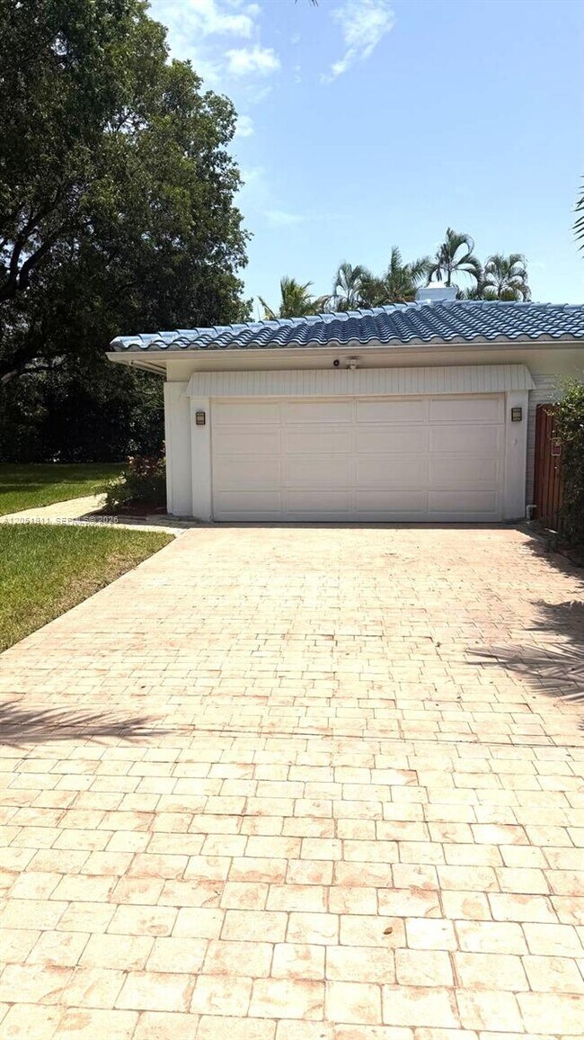 Building Photo - 1529 Bayview Dr