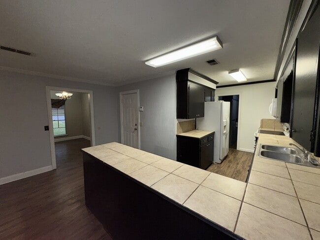 Building Photo - 1219 Shalimar Dr