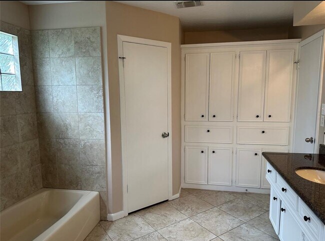 Building Photo - 17406 Spicewood Springs Ln