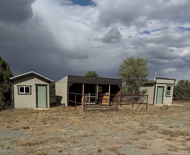 Building Photo - Country home on 35 acres