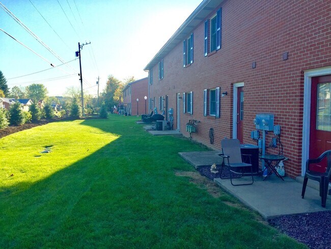 Building Photo - Wonderful 2BR Townhouse with Equipped Kitc...
