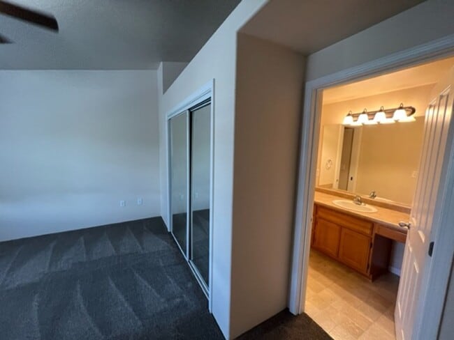 Building Photo - 3 BEDROOM TOWNHOME/ FENCED YARD/ ATTACHED GARAGE