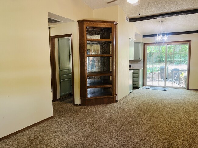 Building Photo - 641 Hunters Hill Rd