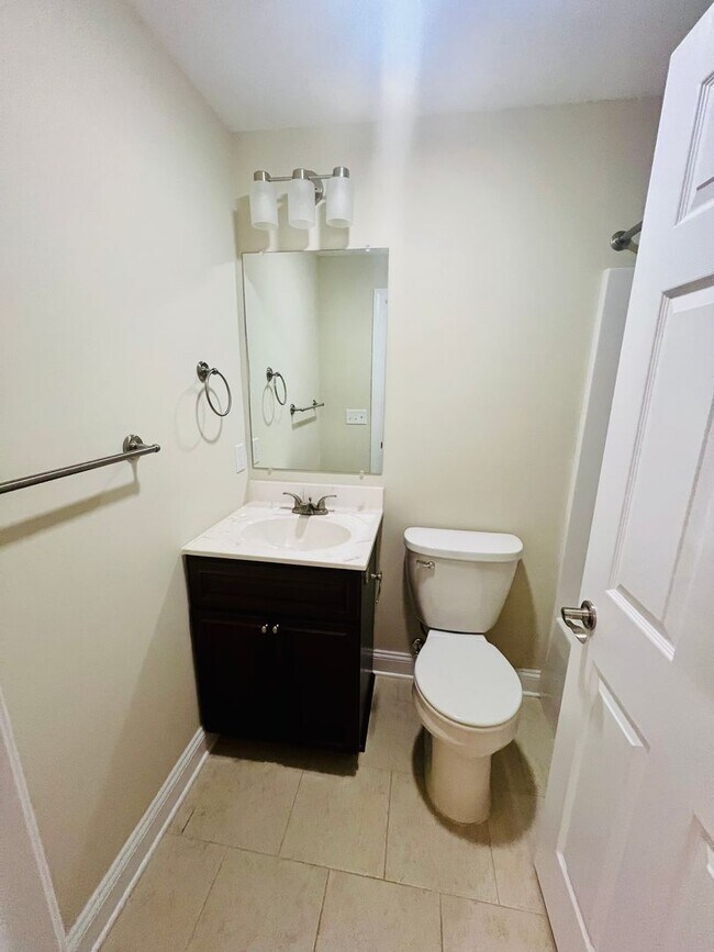 Building Photo - Spacious townhouse for rent in Bluestone H...