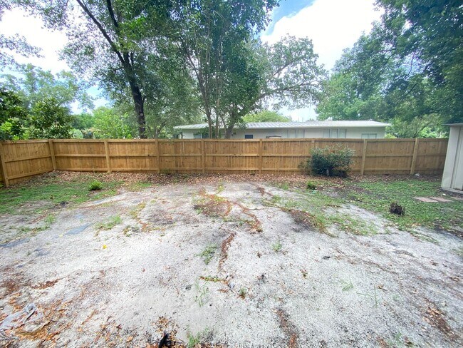 Building Photo - 3/2 single family home minutes from Lake E...