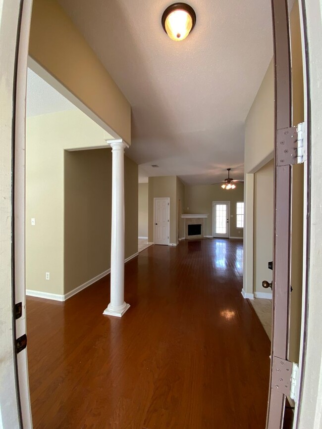 Building Photo - GORGEOUS 4 BEDROOM 3 BATHROOM CORDOVA RENT...