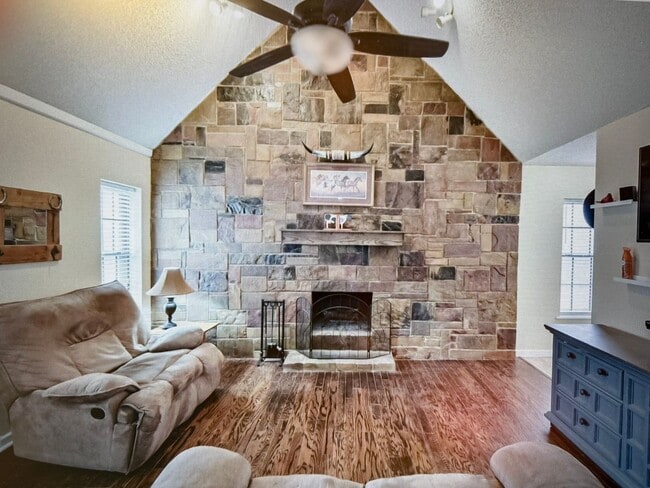 Building Photo - Move in special $500.00 Off 1st month rent...