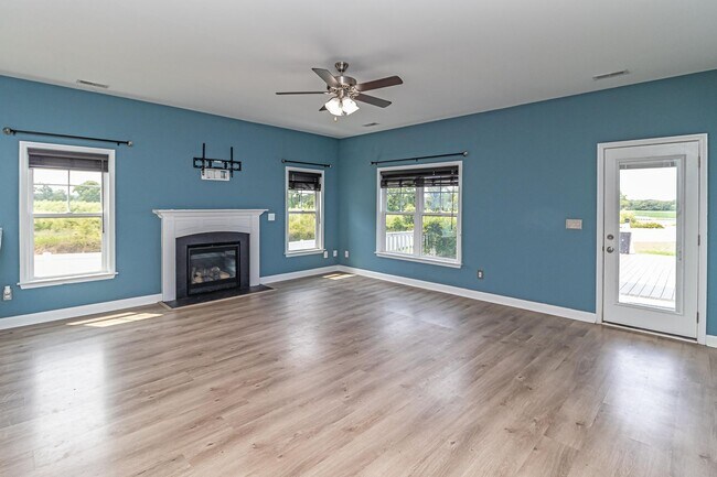Building Photo - SPACIOUS Newer Construction Home in Pikevi...
