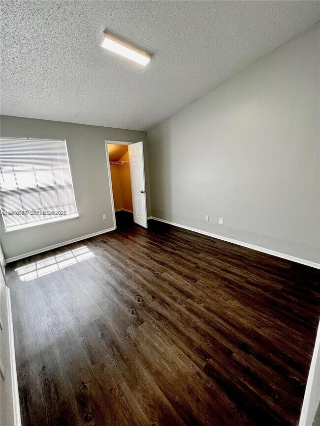 Building Photo - 1948 Lake Atriums Cir