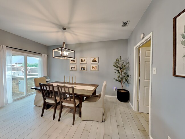 Building Photo - Terrific two-story home in the Twin Mills Addition! ***MOVE IN SPECIAL! $500 OFF FIRST FULL MONTH...