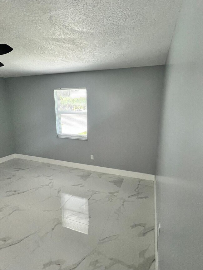 Building Photo - NEWLY RENOVATED 3 BEDROOM 2 BATH HOME- TIL...