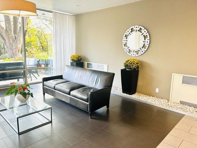 Building Photo - 1210 N Taft St