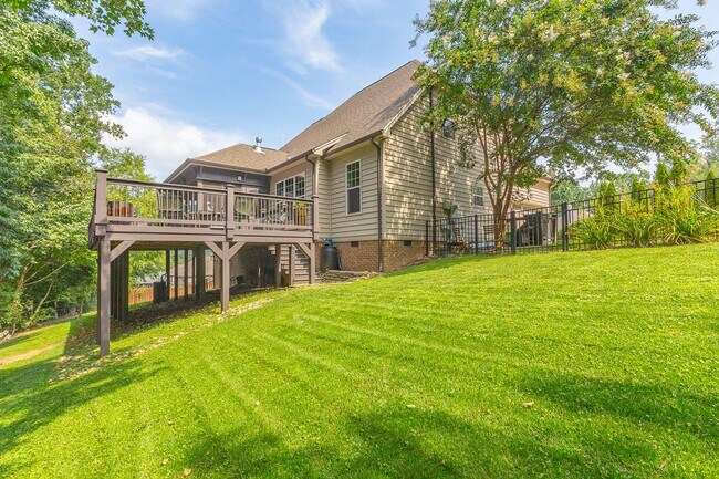 Building Photo - Fully Furnished Home!