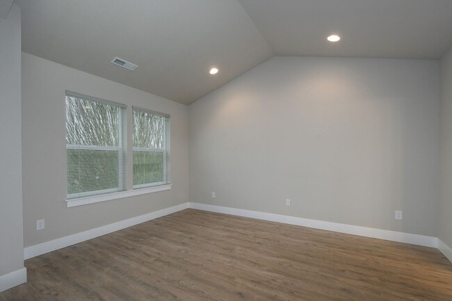Building Photo - Elegant Three-Bedroom Home with Updated Kitchen & Vaulted Ceilings